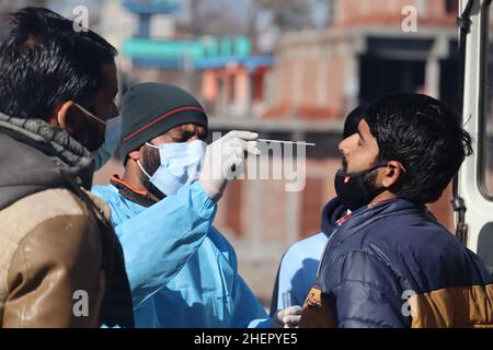 12 gennaio 2022, Poonch, Jammu e Kashmir, India: Un medico raccoglie un campione di tampone per il test COVID-19, in presenza di un aumento nei casi di coronavirus in tutto il paese, a Poonch. L'India segnala 1,94,720 nuovi casi di COVID, 60.405 recuperi e 442 morti nelle ultime 24 ore. (Credit Image: © Nazim Ali KhanZUMA Press Wire) Foto Stock