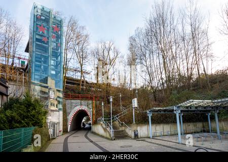 Ascensore per la stazione ferroviaria Mettmann Zentrum Foto Stock