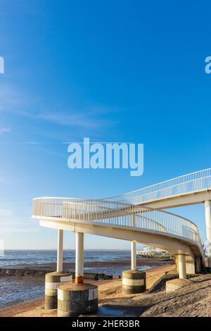 Gypsy Bridge tra Old Leigh e Chalkwell attraverso la linea ferroviaria in una luminosa e soleggiata mattinata di gennaio Foto Stock