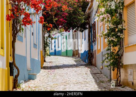 Sui vicoli stretti di Ferragudo, Algarve, Portogallo, Europa Foto Stock