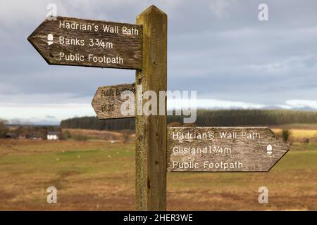 Cartello per il Vallo di Adriano a Birdoswald in Cumbria, Inghilterra. Il sentiero costeggia il Muro di Adriano. Foto Stock