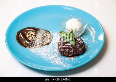 Scaldare la fondente al cioccolato con un cucchiaio di gelato Foto Stock