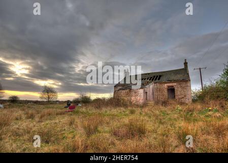 Casetta derelitto remoto abndoned in ambiente rurale in Scozia. Foto Stock