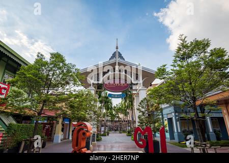 Bangkok, Thailandia - Dicembre 2021: Asiatique il lungofiume, un grande centro commerciale all'aperto popolare a Bangkok, Thailandia. La vista del centro commerciale Asiatique Foto Stock