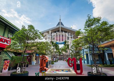 Bangkok, Thailandia - Dicembre 2021: Asiatique il lungofiume, un grande centro commerciale all'aperto popolare a Bangkok, Thailandia. La vista del centro commerciale Asiatique Foto Stock