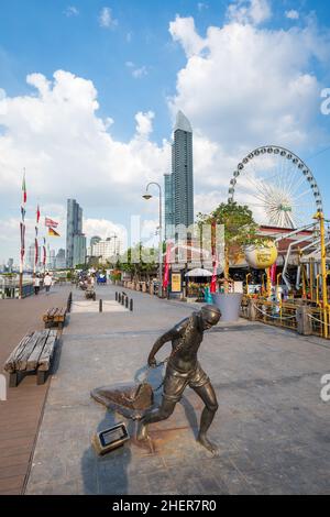 Bangkok, Thailandia - Dicembre 2021: Asiatique il lungofiume, un grande centro commerciale all'aperto popolare a Bangkok, Thailandia. La vista del centro commerciale Asiatique Foto Stock