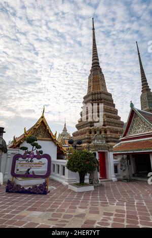 Wat Pho, anche scritto Wat po, un complesso di templi buddisti riconosciuto dall'UNESCO a Bangkok, in Thailandia. Foto Stock