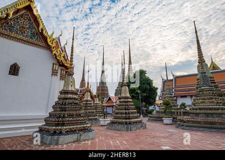 Wat Pho, anche scritto Wat po, un complesso di templi buddisti riconosciuto dall'UNESCO a Bangkok, in Thailandia. Foto Stock