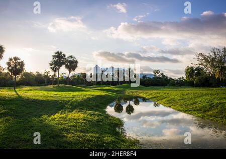 Grand Cayman, Isole Cayman, Nov 2021, edificio presso un campo da golf ridondante al tramonto Foto Stock