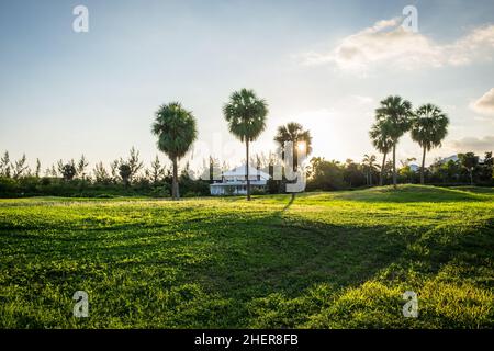 Grand Cayman, Isole Cayman, Nov 2021, edificio presso un campo da golf ridondante al tramonto Foto Stock