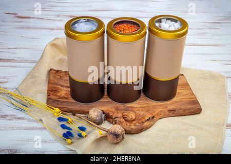 Contenitori di deposito di legume in varie misure. Vasetti di latta con vari tipi di mais, fagioli, cereali, per immagazzinare e decorare la cucina. Foto Stock