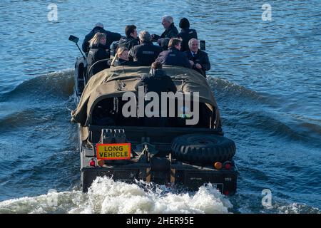 Windsor, Berkshire, Regno Unito. 12th Gennaio 2022. Oggi a Windsor è stata una giornata fredda ma soleggiata. Gli astronavi degli Auctioneers storici e le aste storiche a Brooklands si divertivano sul Tamigi in un veicolo DUKW anfibio della seconda guerra mondiale degli Stati Uniti a 6 ruote. La loro prossima grande vendita di auto classiche è presso Ascot Racecourse il 12th marzo 2022. Credit: Maureen McLean/Alamy Live News Foto Stock