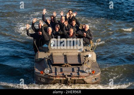 Windsor, Berkshire, Regno Unito. 12th Gennaio 2022. Oggi a Windsor è stata una giornata fredda ma soleggiata. Gli astronavi degli Auctioneers storici e le aste storiche a Brooklands si divertivano sul Tamigi in un veicolo DUKW anfibio della seconda guerra mondiale degli Stati Uniti a 6 ruote. La loro prossima grande vendita di auto classiche è presso Ascot Racecourse il 12th marzo 2022. Credit: Maureen McLean/Alamy Live News Foto Stock