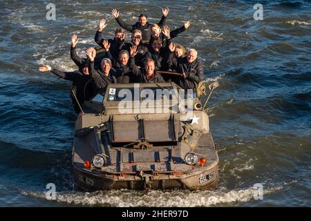 Windsor, Berkshire, Regno Unito. 12th Gennaio 2022. Oggi a Windsor è stata una giornata fredda ma soleggiata. Gli astronavi degli Auctioneers storici e le aste storiche a Brooklands si divertivano sul Tamigi in un veicolo DUKW anfibio della seconda guerra mondiale degli Stati Uniti a 6 ruote. La loro prossima grande vendita di auto classiche è presso Ascot Racecourse il 12th marzo 2022. Credit: Maureen McLean/Alamy Live News Foto Stock