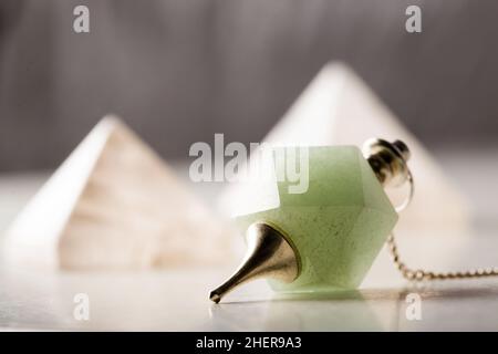 Jade pendulum per lavorare in un flusso reiki, Reiki Concept Foto Stock