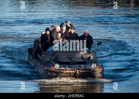 Windsor, Berkshire, Regno Unito. 12th Gennaio 2022. Oggi a Windsor è stata una giornata fredda ma soleggiata. Gli astronavi degli Auctioneers storici e le aste storiche a Brooklands si divertivano sul Tamigi in un veicolo DUKW anfibio della seconda guerra mondiale degli Stati Uniti a 6 ruote. La loro prossima grande vendita di auto classiche è presso Ascot Racecourse il 12th marzo 2022. Credit: Maureen McLean/Alamy Live News Foto Stock