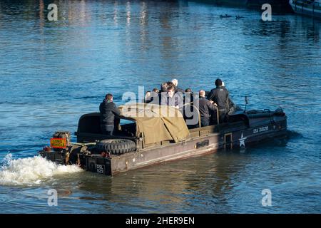 Windsor, Berkshire, Regno Unito. 12th Gennaio 2022. Oggi a Windsor è stata una giornata fredda ma soleggiata. Gli astronavi degli Auctioneers storici e le aste storiche a Brooklands si divertivano sul Tamigi in un veicolo DUKW anfibio della seconda guerra mondiale degli Stati Uniti a 6 ruote. La loro prossima grande vendita di auto classiche è presso Ascot Racecourse il 12th marzo 2022. Credit: Maureen McLean/Alamy Live News Foto Stock