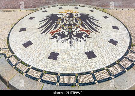 Mosaico raffigurante il Reichsadler (Aquila imperiale) di fronte a Neues Rathaus (nuovo municipio) a Schlossplatz a Wiesbaden, Germania Foto Stock