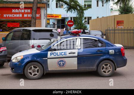 Ulan Bator, Mongolia - Luglio 31 2018: Auto della polizia parcheggiata fuori da una stazione di polizia nella capitale. Foto Stock