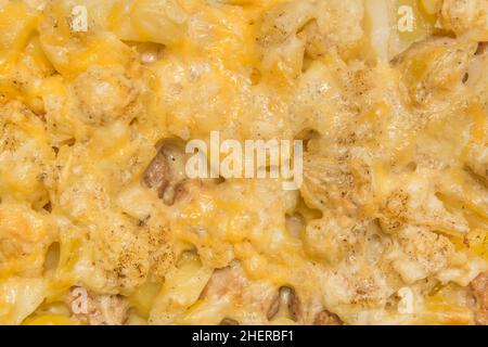 Patate al forno con carne e formaggio di sottofondo di sostanziosi cibi coltivati in casa con spezie. Foto Stock