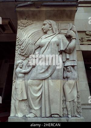 01 04 2022 Art Deco Design di scultura donna su New india assicurazione edificio, donna contadina mostrando terra agricoltura in india Foto Stock