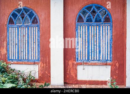 05 28 2021 Finestre in stile portoghese su un vecchio edificio a Fontainhas, Panaji (Panjim), Goa, India Foto Stock