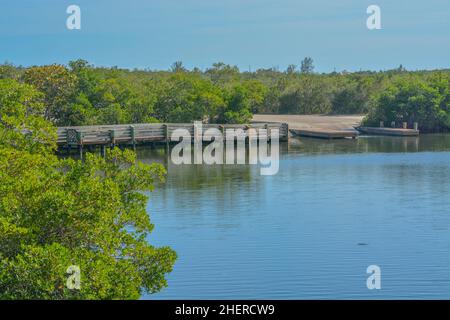 Il molo per il varo della barca e la pesca nel Round Island Riverside Park, sul fiume Indiano, vero Beach, Indian River County, Florida Foto Stock