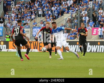 Duello tra Robert Wagner SC Friburgo U23 e Kai Brünker 1.FC Magdeburg DFB 3rd Divisione Football Stagione 2021-2022 2nd giorno 1. FC Magdeburg vs. Foto Stock