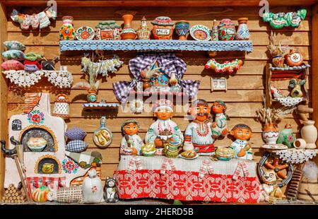 Installazione di immagini della vita quotidiana e l'interno di una vecchia capanna Ucraina di una famiglia contadina è fatto in argilla artistica. 09.10.2021. Kiev. Ucraina. Foto Stock