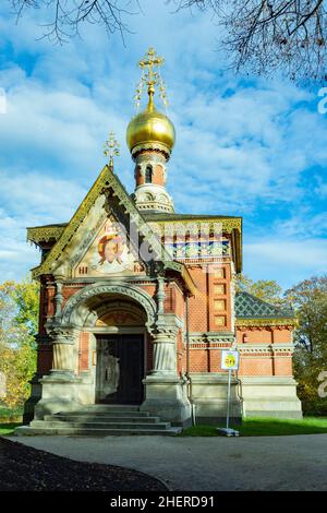 Chiesa ortodossa russa a Bad Homburg sotto il cielo azzurro Foto Stock