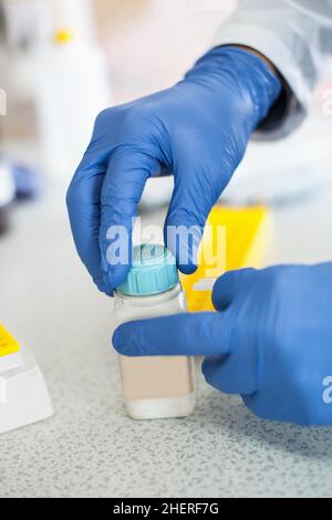 Il ricercatore di laboratorio effettua i test nel laboratorio medico o scientifico Foto Stock