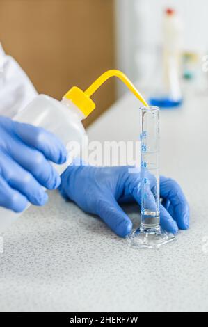 Il ricercatore di laboratorio effettua i test nel laboratorio medico o scientifico Foto Stock