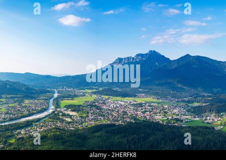 Panorama della val ferienregion Reutte in Tirolo Austria con fiume Lech e montagna Saeuling Foto Stock