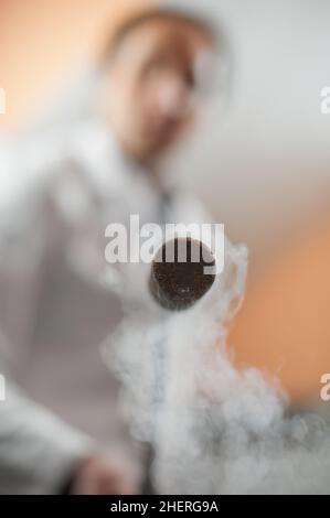 Il tecnico dell'azoto liquido riempie il contenitore criogenico Foto Stock