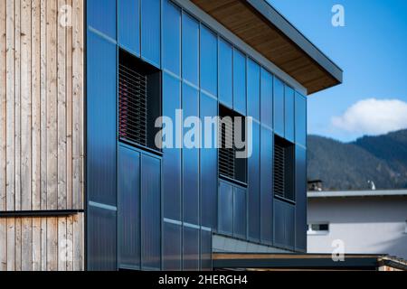 facciata di una casa prefabbricata in legno sostenibile con collettori solari termici per riscaldamento e preparazione di acqua calda Foto Stock