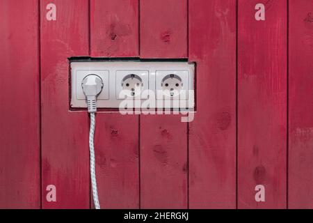 Presa di corrente esterna con balcone su una parete in mattoni. Fonte di  alimentazione nella casa primo piano Foto stock - Alamy