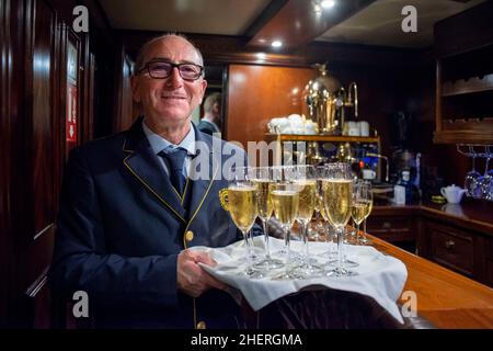 Drink di benvenuto con champagne nel lussuoso treno al-Andalus che viaggia intorno all'Andalusia Siviglia Spagna. Il treno al Andalus effettua un tour di 7 giorni e 6 n Foto Stock