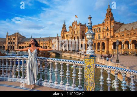 Turista in Plaza de Espana Siviglia, vista della gente che cammina attraverso la storica Plaza de Espana a Siviglia (Sevilla) in un pomeriggio estivo, Andalucia, Foto Stock