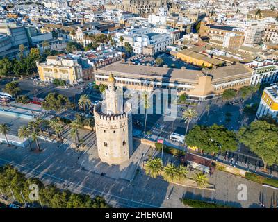 Veduta aerea della Torre del Oro che si traduce in Torre d'Oro - storico punto di riferimento del XIII secolo a Siviglia, Andalusia, Spagna Foto Stock