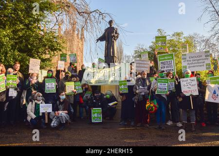 Londra, Regno Unito 12th gennaio 2022. Manifestanti accanto alla statua di Emmeline Pankhurst nei Victoria Tower Gardens. I membri del Partito Verde e i manifestanti si sono riuniti fuori dal Parlamento per protestare contro la polizia, il crimine, la condanna e la legge dei tribunali. Credit: Vuk Valcic / Alamy Live News Foto Stock