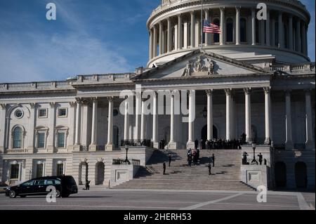 Washington, Stati Uniti. 12th Jan 2022. Una guardia d'onore delle forze armate trasporta i resti del senatore scomparso Harry Reid (D-NV) nel Campidoglio degli Stati Uniti, a Washington, DC, mercoledì 12 gennaio, 2022. Dopo il discorso del Presidente Biden in Georgia di ieri, che chiedeva la riforma del filibuster, i senati democratici spingeranno nuovamente la legislazione sui diritti di voto prima di lavorare potenzialmente per modificare le regole del filibuster del Senato se i repubblicani riusciranno a bloccare i voti. (Graeme Sloan/Sipa USA) Credit: Sipa USA/Alamy Live News Foto Stock