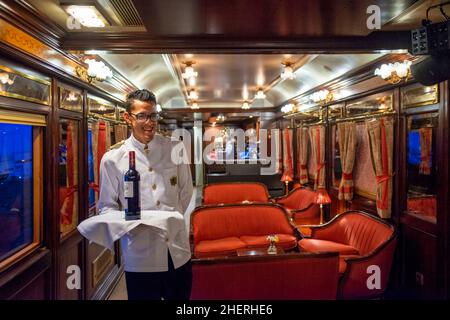 Cameriere nel carro berlina di al-Andalus treno di lusso che viaggia in Andalusia Spagna. Il treno al Andalus effettua un tour di 7 giorni e 6 notti, vi Foto Stock