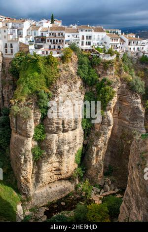 Paesaggio di case bianche dal nuovo ponte Puente Nuevo e la Gola di El Tajo, Ronda, Andalusia, Spagna Foto Stock