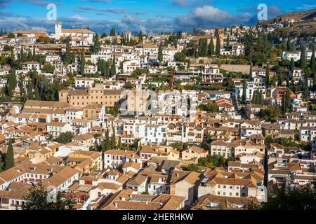 la vista sui distretti di Sacromonte e Albaicin di Granada dalle finestre della fortezza dell'Alhambra e Generalife, Spagna Foto Stock