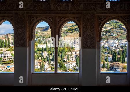 la vista sui distretti di Sacromonte e Albaicin di Granada dalle finestre della fortezza dell'Alhambra e Generalife, Spagna Foto Stock