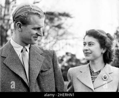 Broadlands, Hampshire, Regno Unito. 23rd Nov 1947. LA REGINA ELISABETTA II e IL PRINCIPE FILIPPO durante la loro luna di miele. Credit: Keystone Press Agency/ZUMA Wire/Alamy Live News Foto Stock