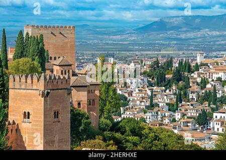 Vista sul quater dell'Albaicin a Granada dai giardini del Generalife nel Palazzo dell'Alhambra, Granada Andalusia Spagna Foto Stock