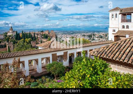 Patio del canale di irrigazione o patio de la Acequia nel Generalife Alhambra Palace Granada Andalusia Spagna. Occupava le pendici della collina del Foto Stock