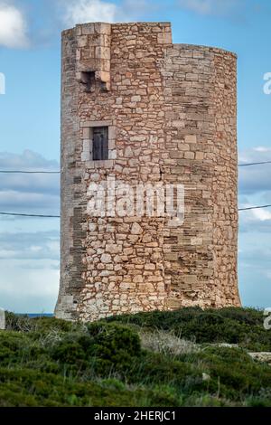 Torre d'en Beu su una scogliera a Cala Figuera, Santanyí, Maiorca, Maiorca, Isole Baleari, Spagna Foto Stock