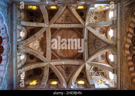 Soffitto all'interno della moschea e della cattedrale di Cordoba. È il monumento più importante di tutto il mondo islamico occidentale Andalusia Spagna. La moschea-Cath Foto Stock